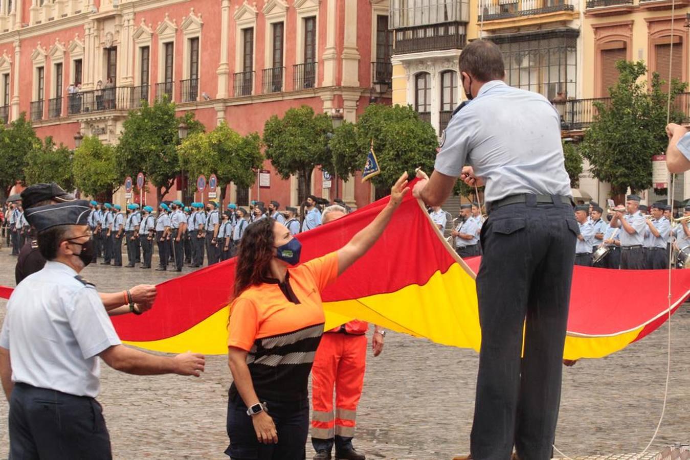 En imágenes, homenaje a la bandera en Sevilla por el centenario de la creación de la base de Tablada