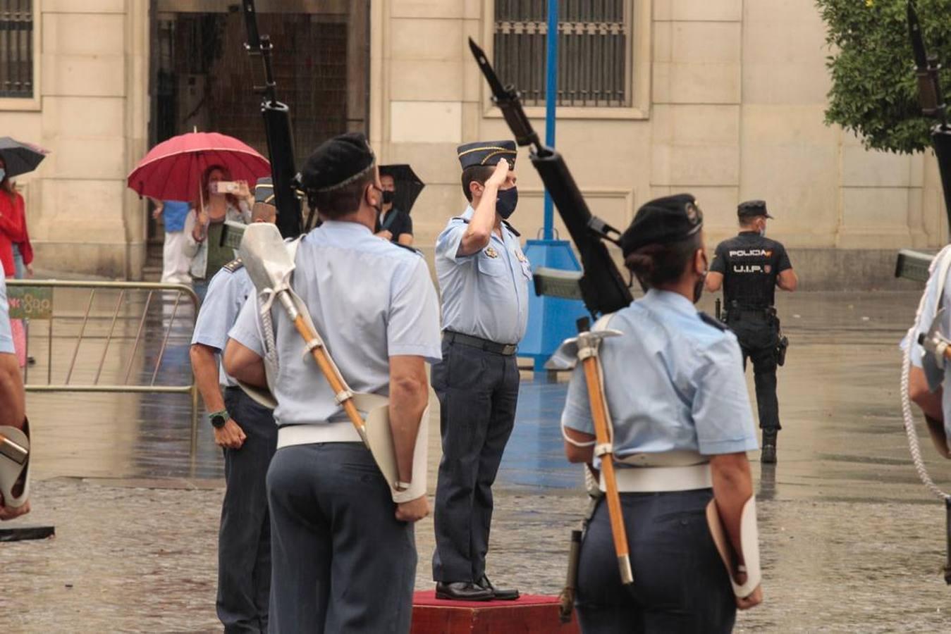 En imágenes, homenaje a la bandera en Sevilla por el centenario de la creación de la base de Tablada