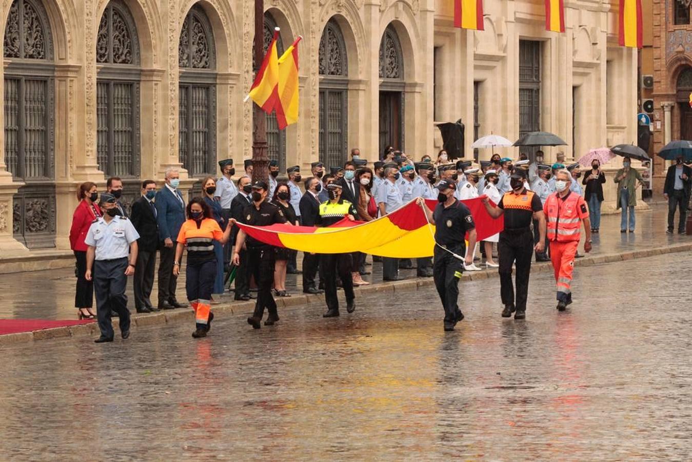 En imágenes, homenaje a la bandera en Sevilla por el centenario de la creación de la base de Tablada