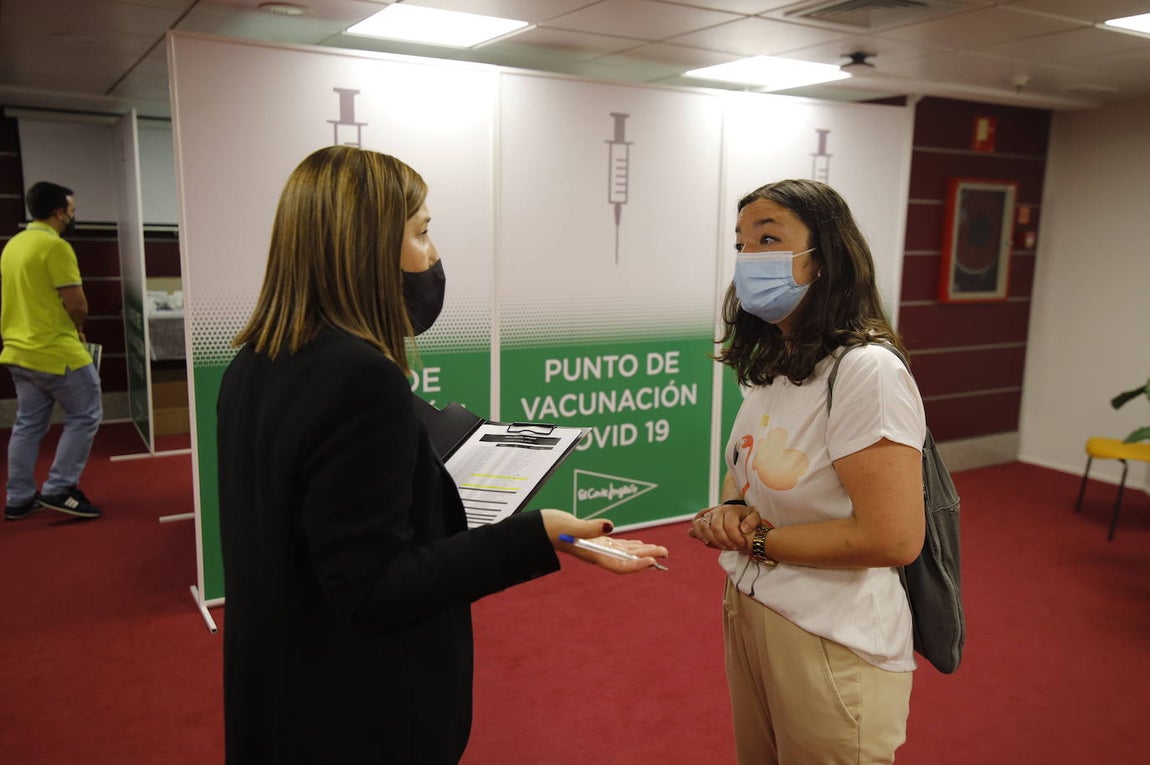 La vacunación de trabajadores de El Corte Inglés de Córdoba, en imágenes