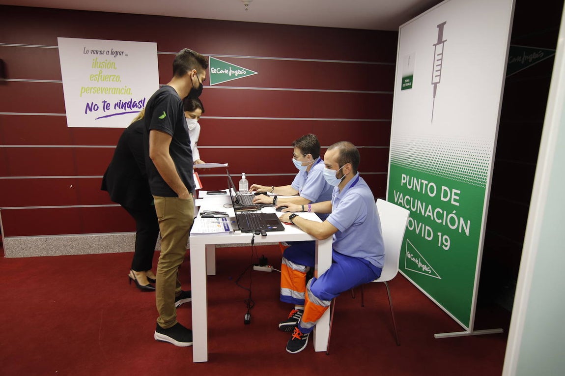 La vacunación de trabajadores de El Corte Inglés de Córdoba, en imágenes