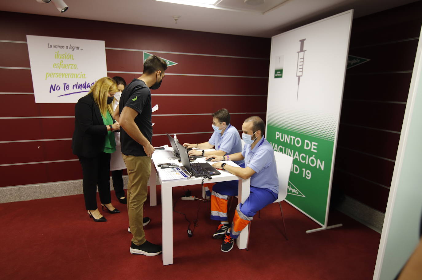 La vacunación de trabajadores de El Corte Inglés de Córdoba, en imágenes