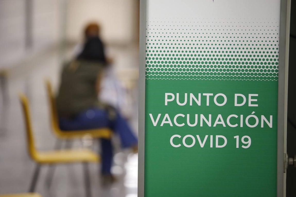 La vacunación de trabajadores de El Corte Inglés de Córdoba, en imágenes