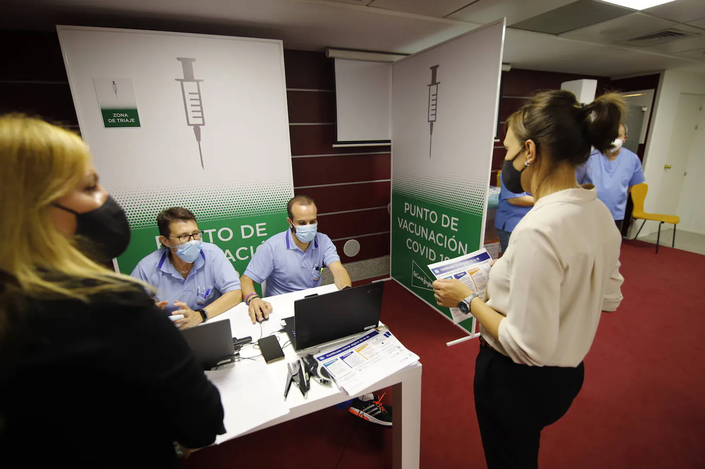 La vacunación de trabajadores de El Corte Inglés de Córdoba, en imágenes