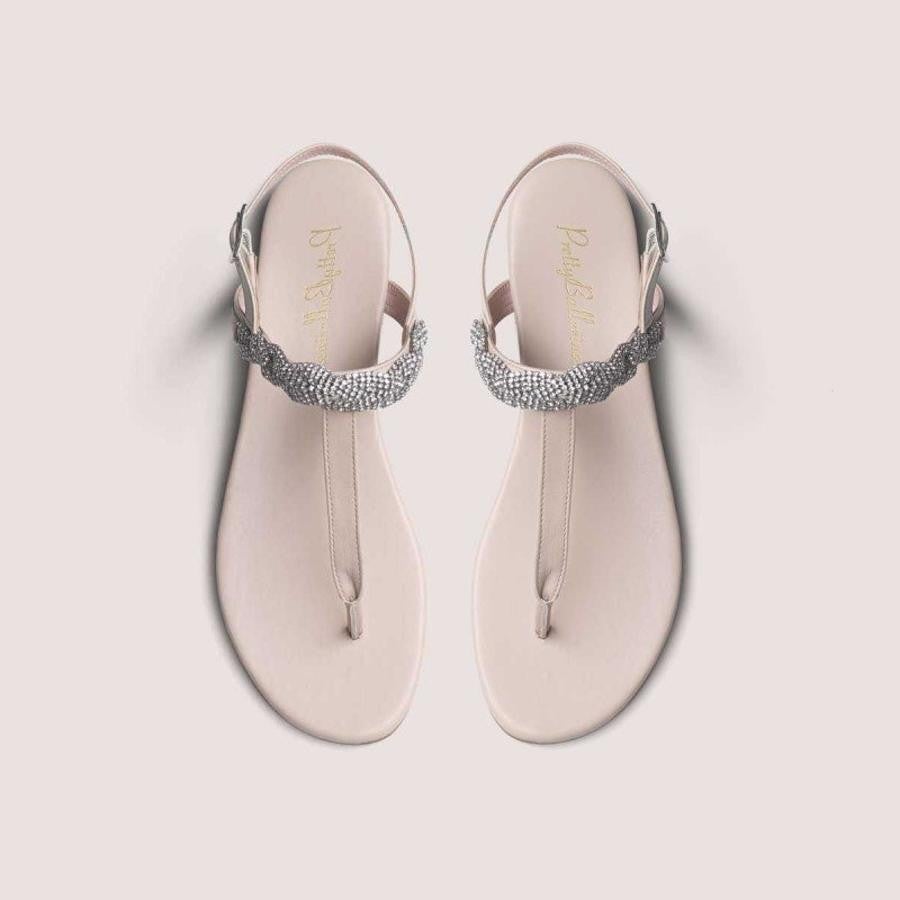 Pretty Ballerinas. El modelo 'Judy' en napa de color nude con detalles de pedrería (169€)