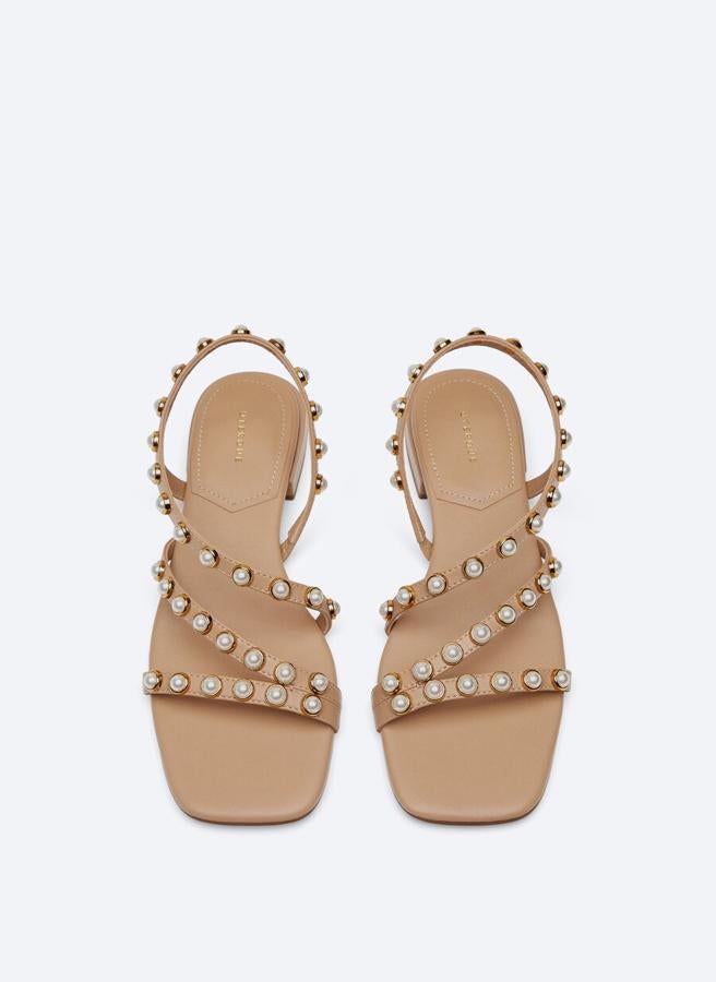 Uterqüe. Sandalia plana (2cm) en piel marrón con perlas (89€)