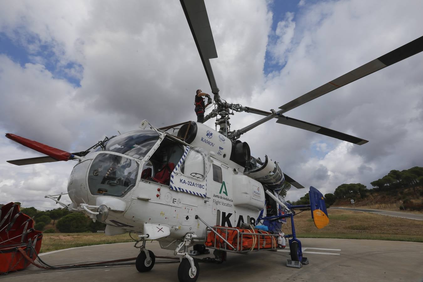 Los helicópteros Súper Puma, preparados contra el fuego