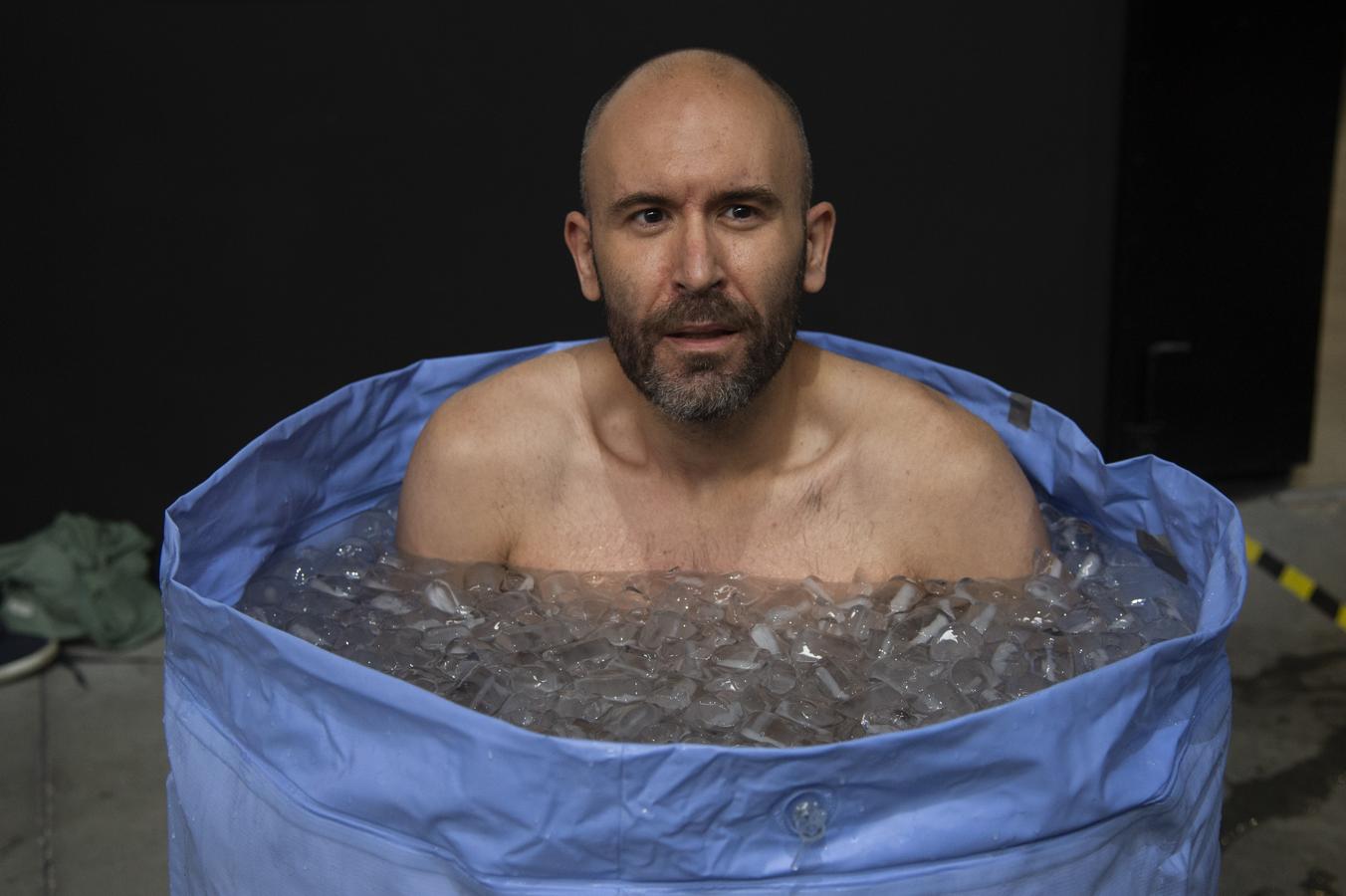 El baño de hielo provoca distintos efectos en los participantes. Sorpresa, incredulidad, estupor, agobio... El baño de hielo provocó sensaciones muy distintas en los participantes en el taller de bienestar dedicado al Método Wim Hof, pero todos ellos probaron la experiencia.