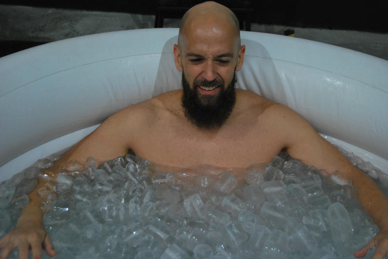 La primera impresión en el baño de hielo supone un choque. Algunos de los participantes en el taller de bienestar del Método Wim Hof comentaron que la primera impresión durante el baño de hielo es dura, pero que poco a poco el cuerpo se va adaptando para resistir el frío