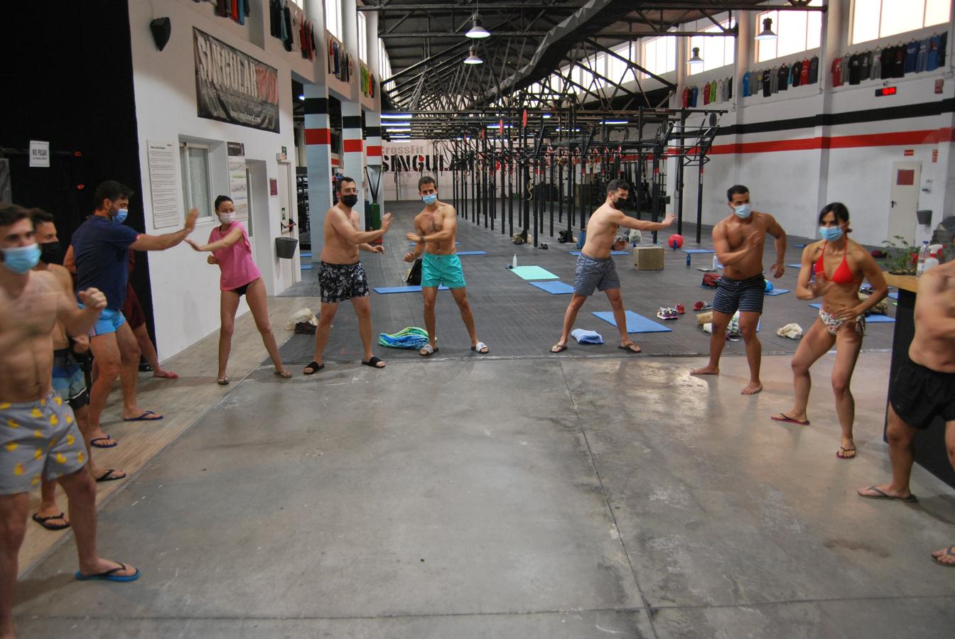 Segunda sesión del taller de bienestar del Método Wim Hof. Los participantes en la segunda sesión del taller de Bienestar del Método Wim Hof, que se llevó a cabo en Crossfit Singular Box, activan su cuerpo con unos ejercicios previos guiados por Luke Wills tras haber realizado la sesión de respiración que forma parte del método.