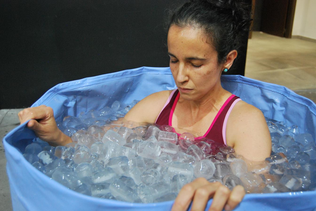 Emociones primarias y acciones de supervivencia en el baño de hielo. Cerrar los ojos, reconectar con nuestro interior, vivir las emociones a flor de piel y sentir cómo penetra el frío casi hasta los huesos. Las emociones se vuelven intensas durante el baño de hielo para los participantes en el taller de bienestar dedicado al Método Wim Hof