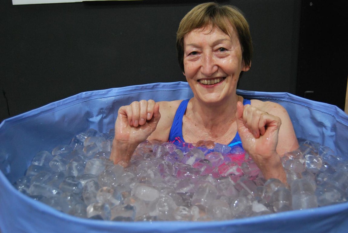 Crecimiento personal y mejora de la autoestima en el baño del hielo. Superarse es crecer. Y este es precisamente uno de los efectos de someterse a pequeños estresores, a esas incomodidades que nos hacen sentirnos más fuertes. En la imagen, una de las participantes en el baño de hielo del taller de bienestar dedicado al Método Wim Hof, emocionada con la experiencia