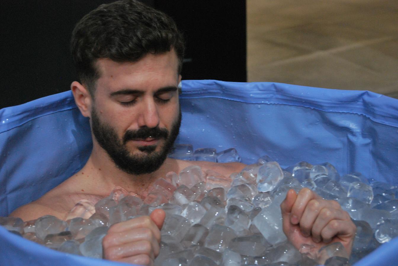 Rodearse de hielo y sentirse más cerca de uno mismo. Adentrarse en las profundidades de nuestros pensamientos mientras sentimos cómo el frío penetra en los huesos y dejarse llevar por esa sensación es una de las experiencias que vivieron durante el baño de hielo algunos de los participantes en el taller de bienestar dedicado al Método Wim Hof, impartido por Luke Wills y Marcos Vázquez, de Fitness Revolucionario, en Crossfit Singular Box