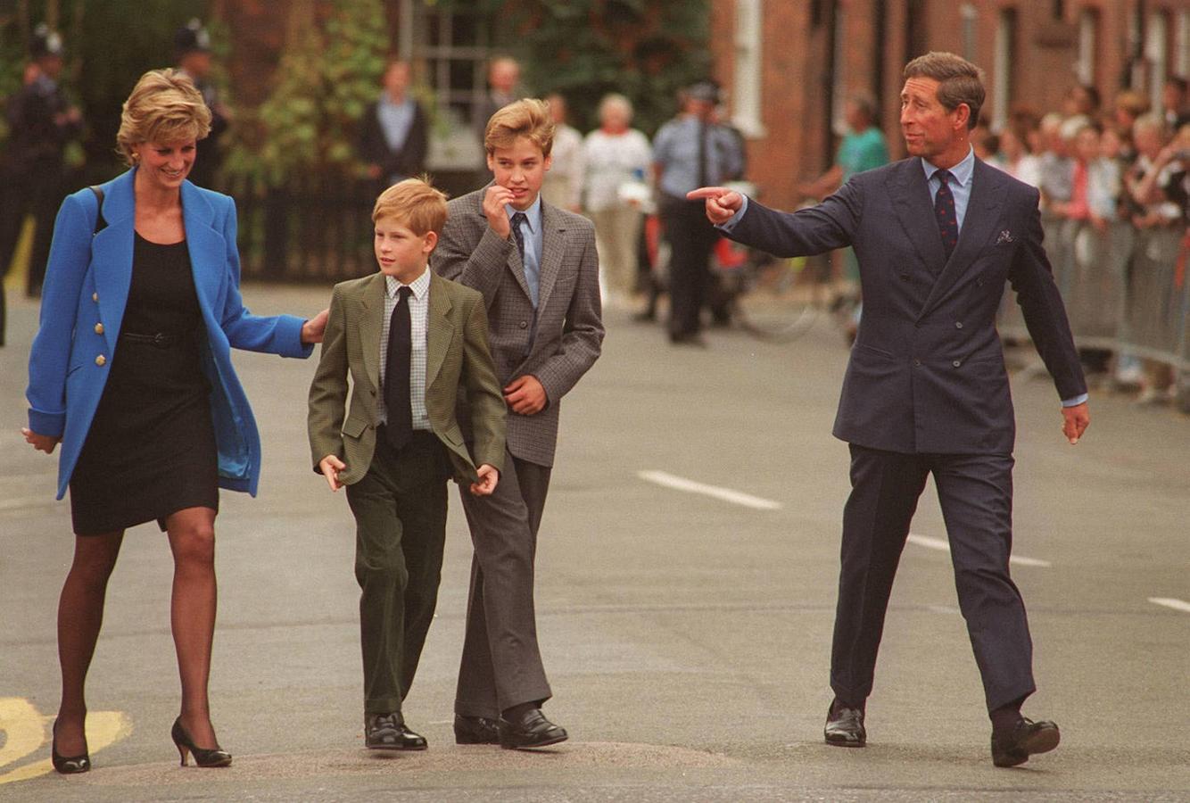 Con sus padres, la Princesa Diana y el Príncipe Carlos y su hermano Harry en 1995