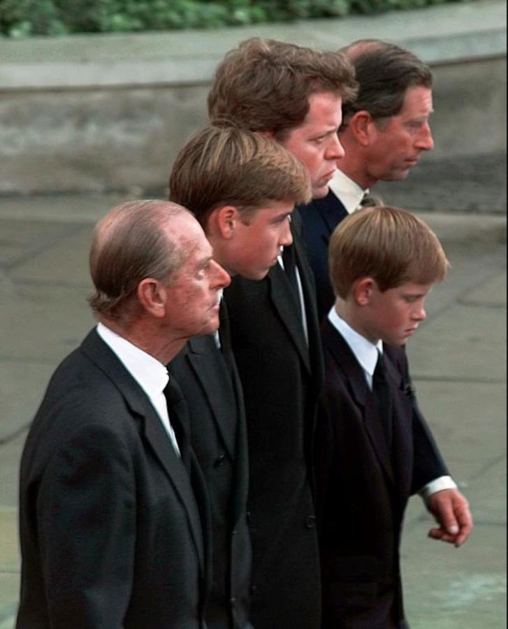 La Familia Real de luto el día del entierro de Diana, madre de Guillermo. Año 1997