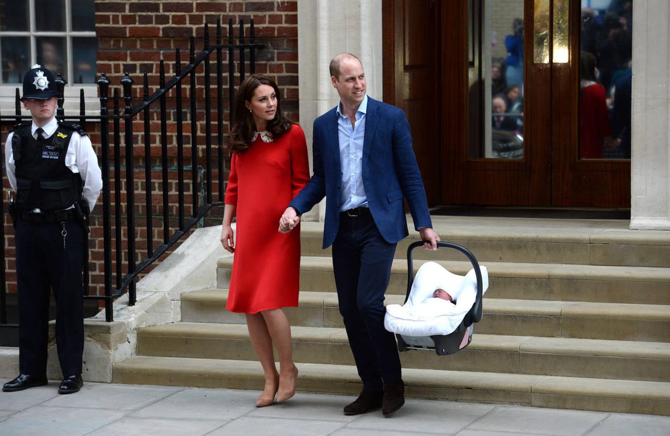 Guillermo de Inglaterra con su mujer Kate Maiddleton saliendo del hospital tras el nacimiento de su tercer hijo, el Príncipe Luis