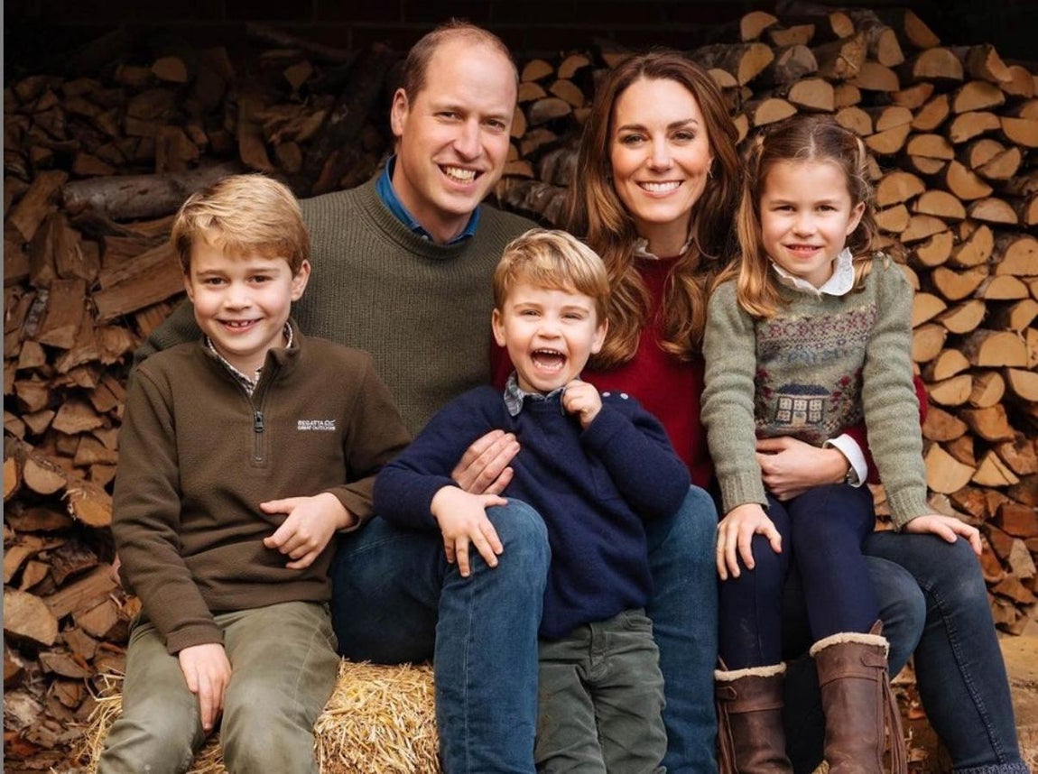 Foto de los duques de Cambridge junto a sus hijos los Príncipes Jorge, Carlota y Luis