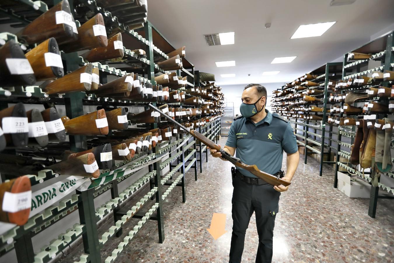 En imágenes, las armas más raras que sobreviven en el depósito de la Guardia Civil de Sevilla