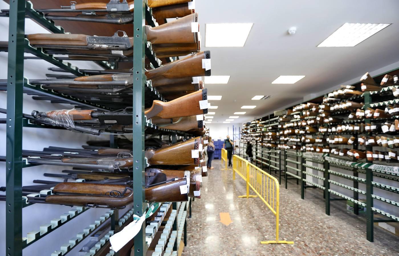 En imágenes, las armas más raras que sobreviven en el depósito de la Guardia Civil de Sevilla