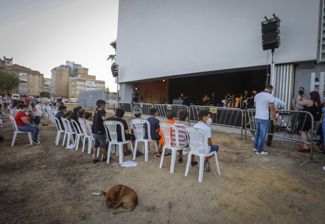 Emilio Fernández de los Santos, 'Caracafé', recibe es homenajeado en la Factoría Cultural del Polígono Sur.