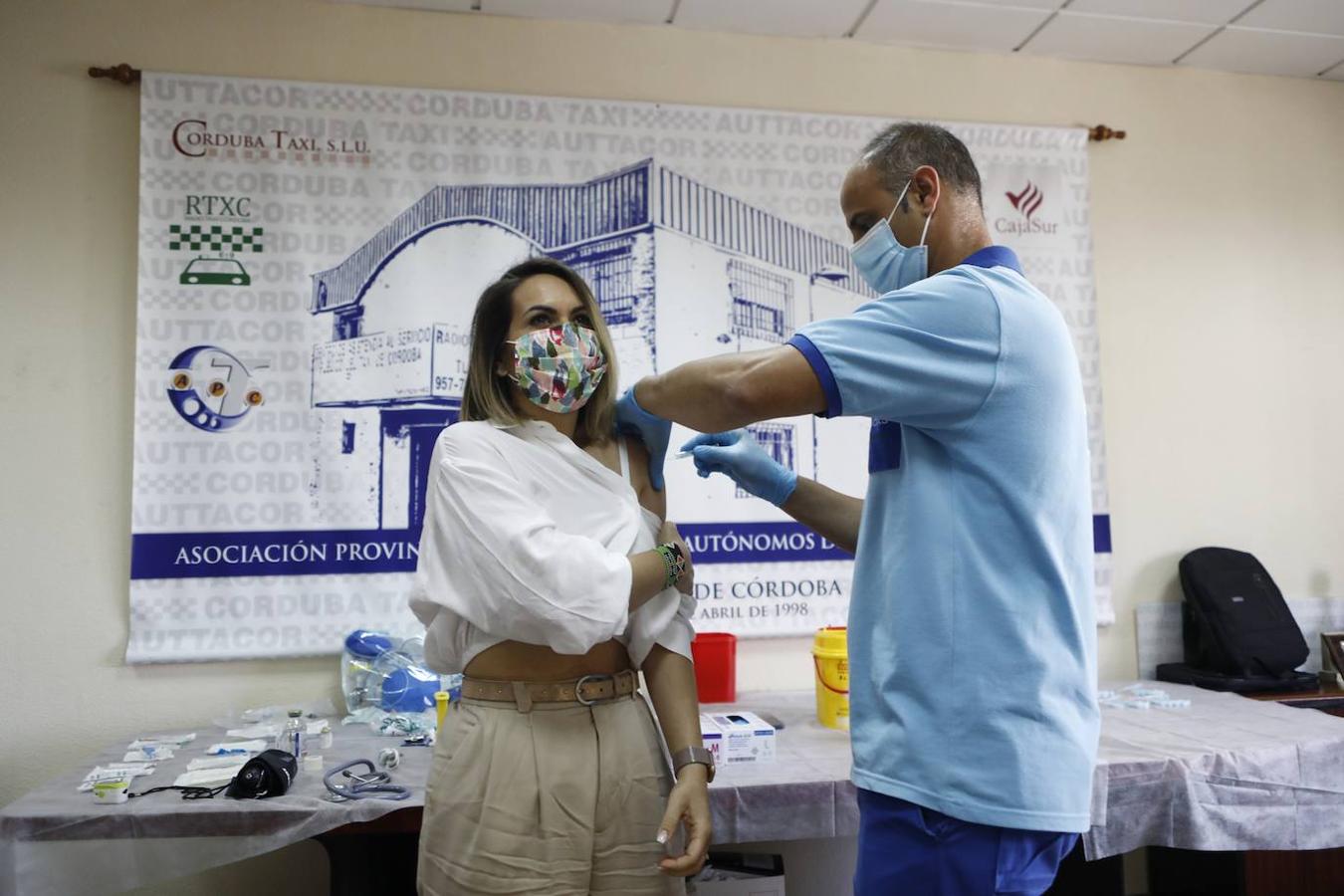 La vacunación de taxistas y autónomos en Córdoba, en imágenes