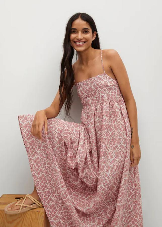 Maxi vestido con abertura posterior y estampado floral en tonos rosas de Mango (39,99€). 