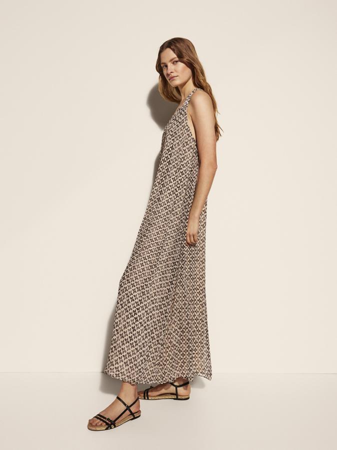Vestido largo de tirantes con estampado de flores de Massimo Dutti (89,95€). 