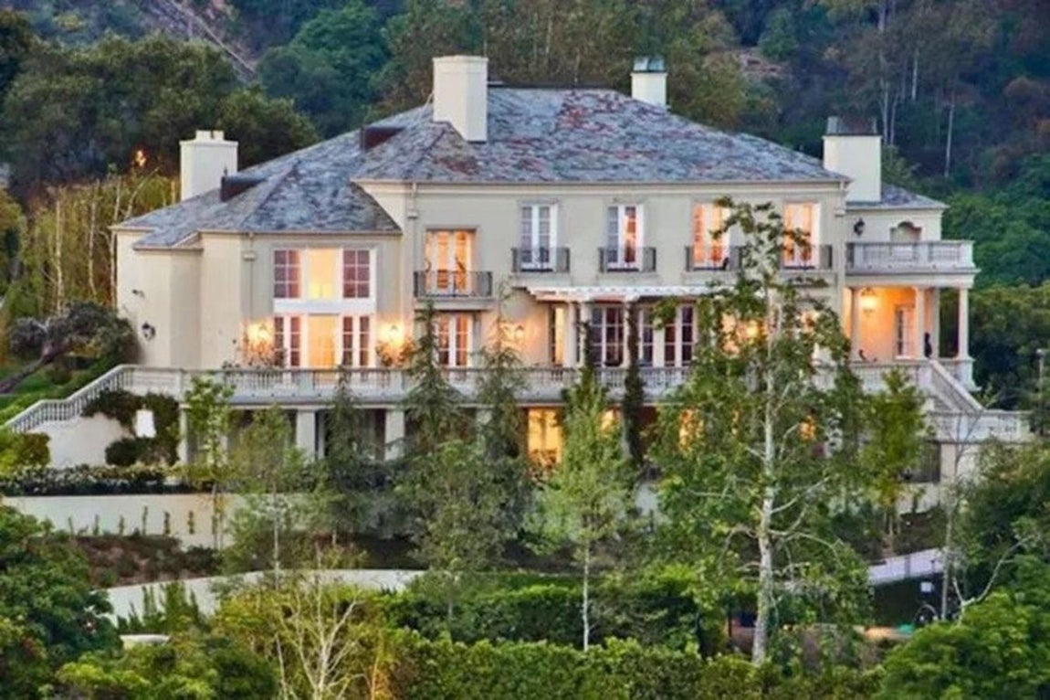 La mansión de 31 millones que ha venido Elon Musk. El magnate nunca ha vivido en la mansión en cuestión, pues ha sido utilizada para la realización de eventos. Musk está muy implicado con la transacción ya que desea que en ella viva una gran familia y por eso se ha comprometido a elegir él mismo al comprador.