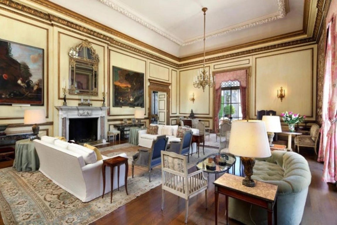 La mansión de 31 millones que ha venido Elon Musk. En cuanto a la decoración, toma el estilo victoriano como referencia, con un mobiliario algo recargado y en el que abundan los detalles rococó con mezclas de tejidos y colores.