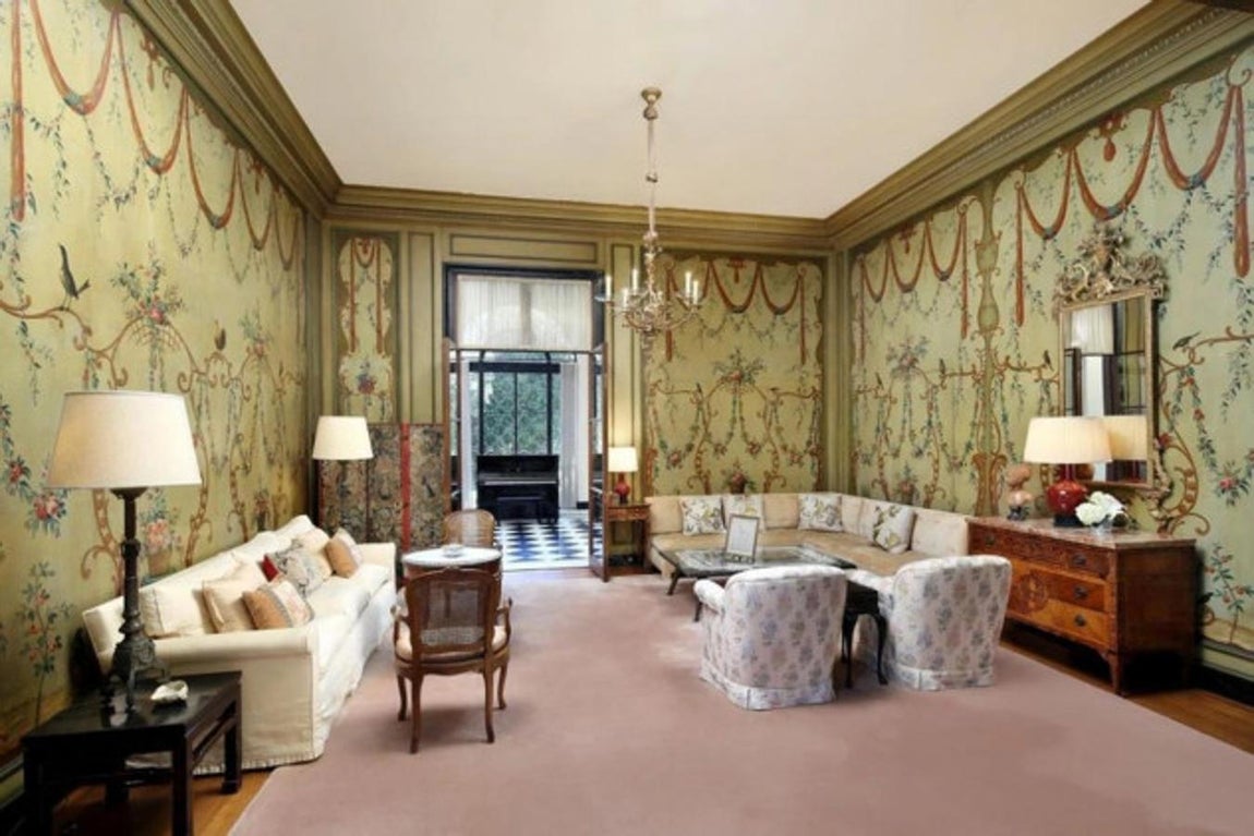 La mansión de 31 millones que ha venido Elon Musk. En la casa abundan los salones y todo tipo de salas comunes para realizar eventos. Todas ellas siguiendo la misma estética clásica.