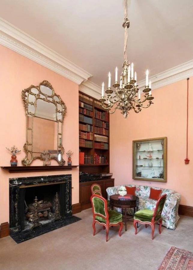 La mansión de 31 millones que ha venido Elon Musk. También posee una librería, un amplio despacho y una sala de reuniones.