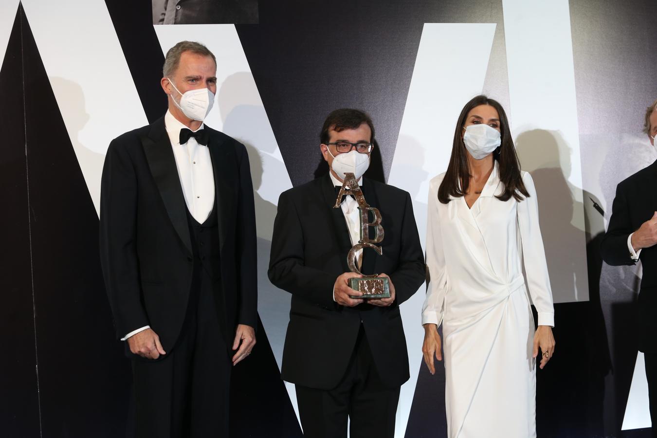 El Rey Felipe y la Reina Letizia entregan al escritor Javier Cercas el Cavia. 