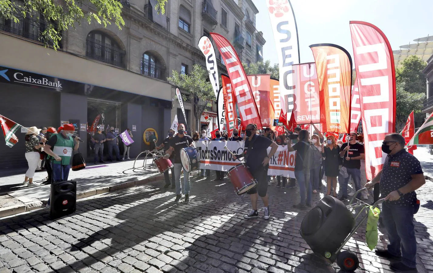 Los trabajadores de Caixabank se manifiestan en el centro de Sevilla contra los despidos forzosos en la empresa
