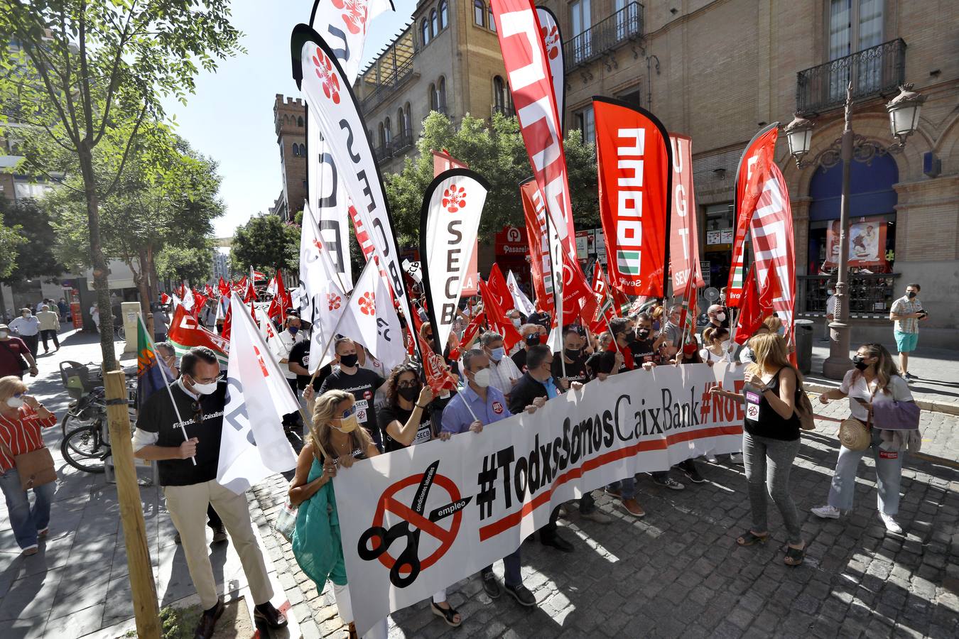 Los trabajadores de Caixabank se manifiestan en el centro de Sevilla contra los despidos forzosos en la empresa