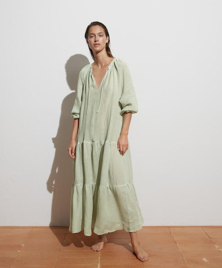 Vestido largo realizado en 100% lino en color verde menta de Oysho (45,99€). 