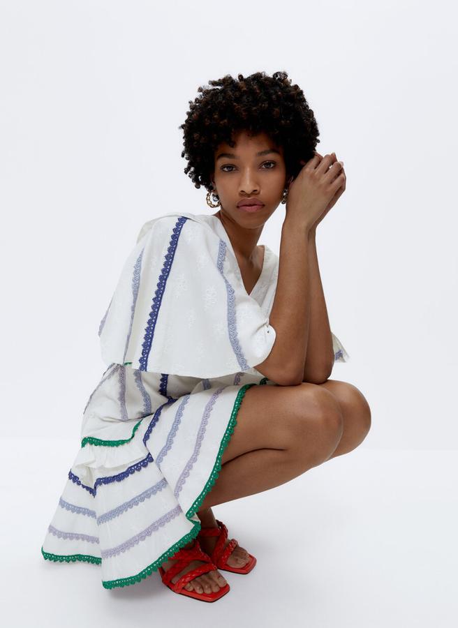 Vestido bordado con volantes de Uterqüe (129€). 