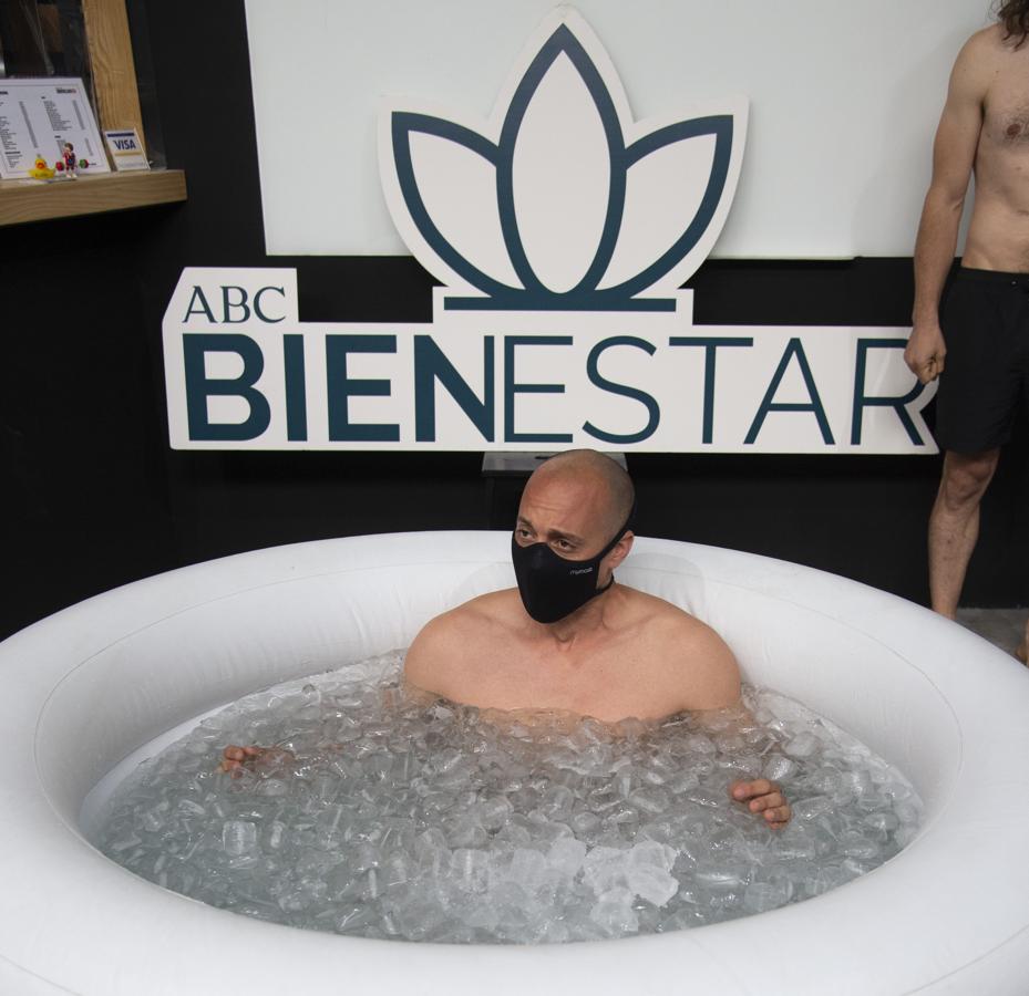 El momento más difícil del baño de hielo: bajar los brazos. Para algunos de los participantes en el taller de bienestar dedicado al Método Wim Hof uno de los momentos más costosos o incómodos era introducir los brazos en el hielo, pues las sensaciones de frío se incrementan.