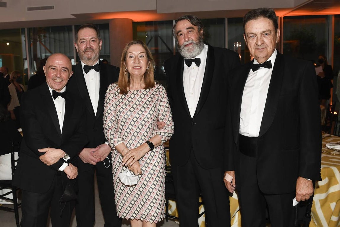 Gabriel Albiac, Bieito Rubido, Ana Pastor, Pedro García Cuartango y Enrique Fernández-Miranda, en una fotografía tomada poco antes de la cena. 