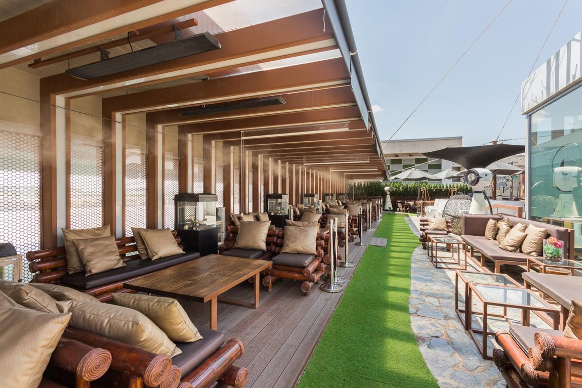 Zielou. Con más de 600m2 y situado en el ático de la Estación de Chamartín, la <a href="https://www.zielou.com/" target="_blank">terraza de Zielou </a>presenta un sinfín de posibilidades para convertir cualquier momento en una velada inolvidable. La oferta gastronómica elaborada por Kiko Solís destaca por propuestas originales como el Drunch &amp; Vermú, un plan de tardeo perfecto, y por una carta de tapeo, ideal para compartir. ¿Qué pedir? Ostras Daniel Sorlut, Jamón ibérico de bellota, Sushi variado, Hamburguesa RQR Rico que Rico, Ensaladilla Japo... Una experiencia como ninguna que se complementa con la atrevida coctelería elaborada por el tándem  Jonath&amp;John’s, con combinados de autor como Baby Shark, Sweet Canalla o 911 Zielou, entre otras muchas másposibilidades. Todo lo necesario para una increíble velada de verano. Precio medio: 25€.