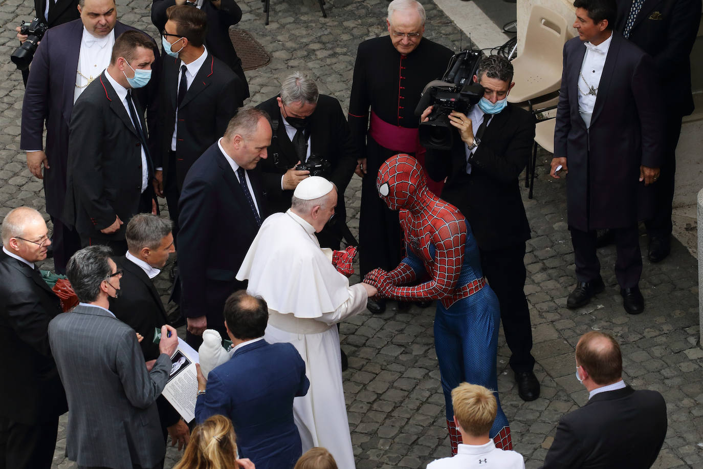 Momento en que Francisco recibe el detalle de Spiderman ante la expectación de sus acompañantes. 