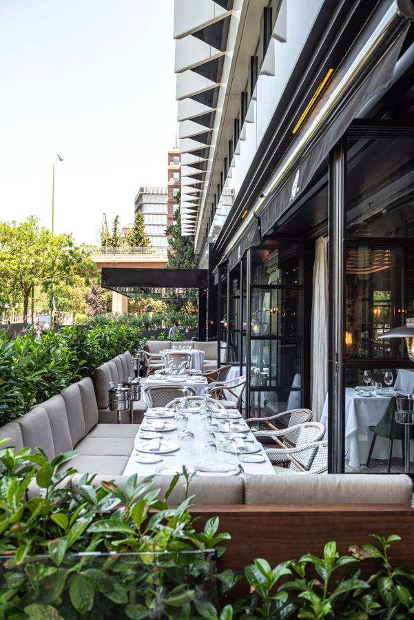Tatel Madrid. La terraza de <a href="http://tatelrestaurants.com/madrid/restaurante/" target="_blank">TATEL</a>, con vistas al Paseo de la Castellana, lmantiene la esencia decorativa del restaurante, inspirada en losdorados años 20 norteamericanos. Su oferta culinaria y su amplia y exclusiva propuesta de barra y coctelería hacende esta terraza uno de los grandes imprescindibles del verano un año más. Un oasis urbano muy especial, en el centro de la capital donde sus comensales podrán saborear de una variada selección de delicias exclusivas. ¿Qué pedir? Su tortilla trufada, el ceviche de langostinos y jalapeños, la ensaladilla rusa con carabineros o una amplia selección de carnes, pescados y arroces con un gran sello Mediterráneo, son algunos de sus platos infalibles a los que acompaña una completa carta de coctelería. Precio medio: 45€