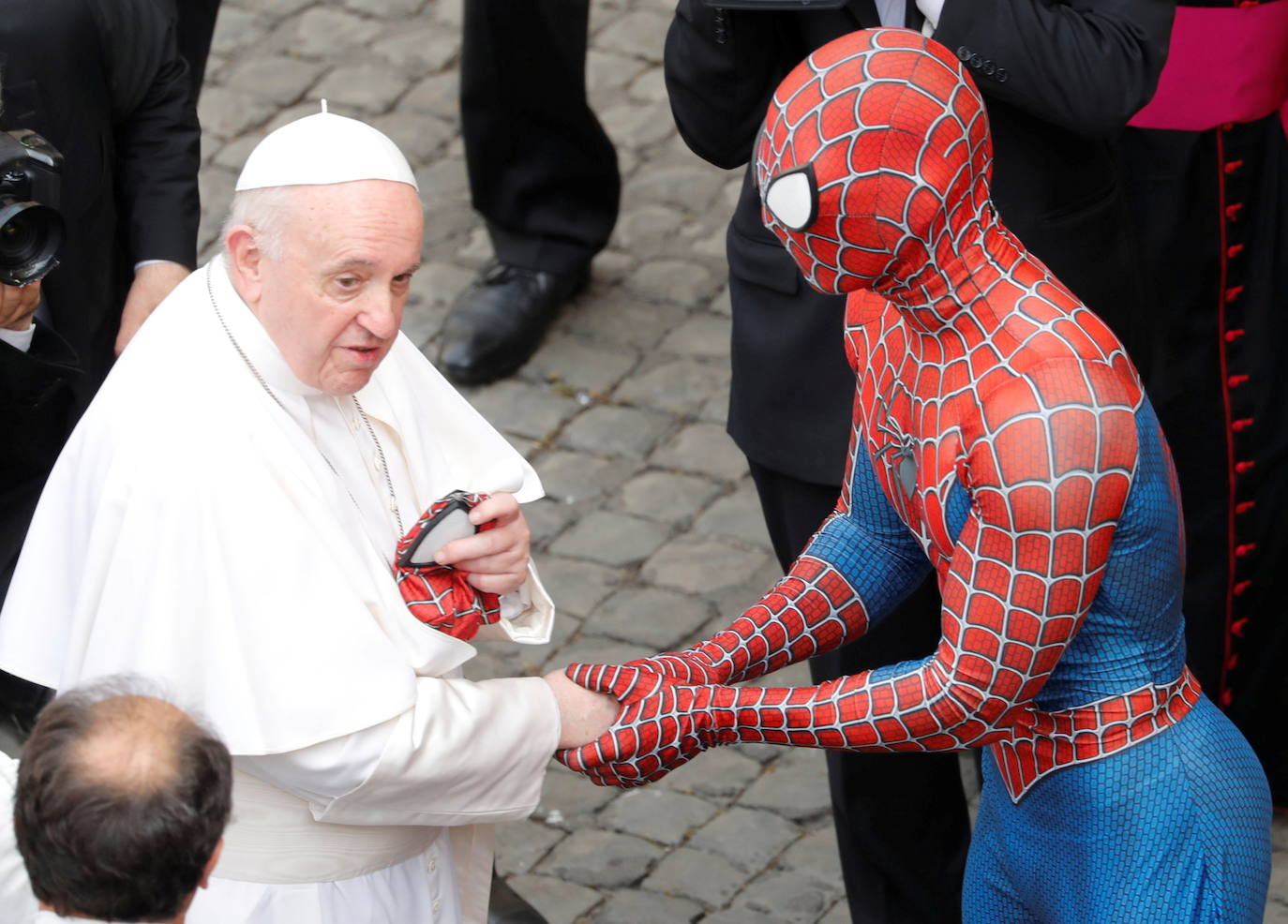 Francisco recibe la máscara de Spiderman ante la expectación de sus acompañantes. 