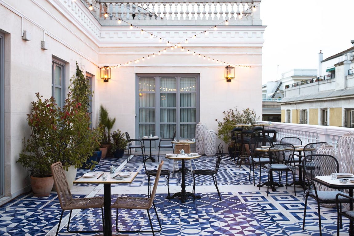 Club67. Una terraza secreta, para tan sólo veinte comensales, en las alturas de uno de los hoteles más emblemáticos y especiales de la ciudad, <a href="https://www.onlyyouhotels.com/hoteles/only-you-boutique-hotel-madrid/" target="_blank">Only YOU Boutique Hotel </a>(Calle Barquillo, 21). Ubicado en el madrileño barrio de Chueca, Club67 se convierte en una gran opción para disfrutar de las calurosas noches de verano. ¿Qué pedir? Cuenta con una variada carta de sushi, tartares, poke o barbacoa japonesa (con los mejores cortes de carne Wagyu y Angus) diseñada por Manuel Icardo; acompañada por una interesante carta de cócteles. Su carácter clandestino hace que solo se pueda reservar mesa vía WhatsApp y será en ese momento en el que  se descubra en qué parte del hotel se sitúa este esperado restaurante. Más tarde, deberán pasar por la recepción, dar su contraseña y comenzar así la experiencia Club67. Precio medio: 50€