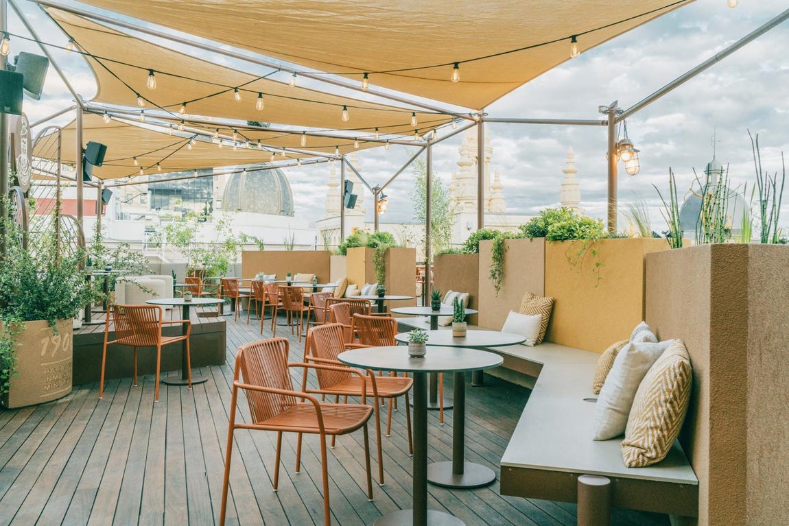 Le Tavernier. Gran Vía estrena nuevo inquilino entre sus codiciadas azoteas. El nuevo rooftop <a href="https://www.melia.com/es/hoteles/espana/madrid/innside-madrid-gran-via/rooftop-letavernier.htm" target="_blank">Le Tavernier </a>llega al cielo de la capital para ofrecer todo lo mejor del ambiente portuario de la popular Marina coruñesa a la terraza del hotel INNSiDE by Meliá Madrid Gran Vía. Un verdadero oasis de 500 metros cuadrados en pleno centro de la ciudad donde divertirse, desconectar y, sobre todo, disfrutar al máximo del vibrante ritmo del skyline madrileño. ¿Qué pedir? Esta terraza cuenta con  amplia carta de coctelería, así como sus platos de carácter informal elaborados a partir de productos frescos de primera calidad que permitirán disfrutar de lo mejor de Galicia. Croquetas cremosas de cigala, taco galaico de costilla de cerdo o una buena tortilla de Betanzos, son algunos de sus infalibles. Precio medio: 25€