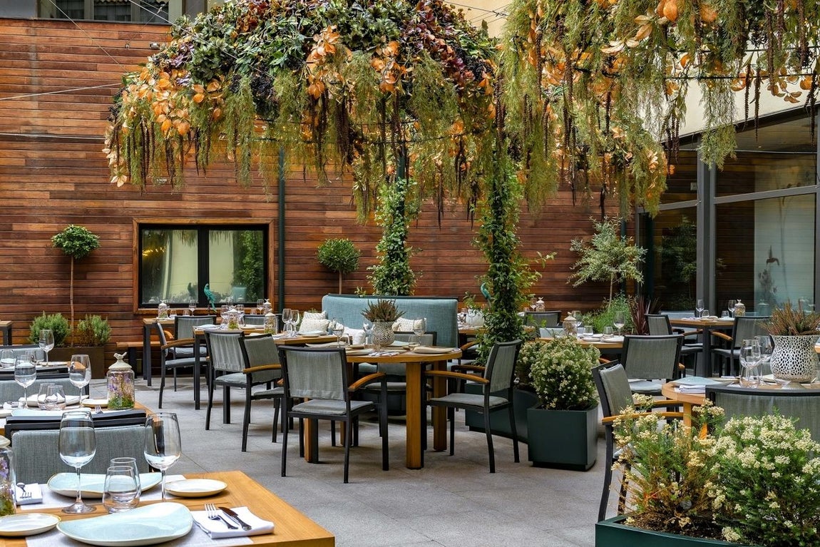 Vincci Soho. Situado en pleno Barrio de las Letras (Prado 18), este hotel cuenta con su patio y espacio gastronómico <a href="https://www.vinccihoteles.com/hoteles/espana/madrid/vincci-soho" target="_blank">NoMad Food&amp;Bar</a> que reúne todos los ingredientes necesarios para vivir veladas únicas. El espacio está diseñado por Alejandra Pombo que se ha inspirado en la ebullición artística propia del barrio creando estancias en las que el mundo del espectáculo y la imaginaciónestá muy presente. ¿Qué pedir? Es el lugar ideal para disfrutar de una variada carta de coctelería, con Mojitos, Long Island o Aperol Spritz, entre otros, zumos, batidos naturales, refrescos, vinos, cervezas y combinados para refrescarse de las altastemperaturas de la capital. El espacio también ofrece una carta en la que se pueden encontrar propuestas para todos los gustos, fáciles de compartir, con un particular toque de autor. Precio medio: 30€.
