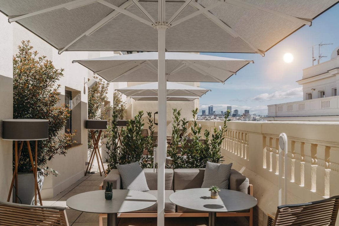 La Cantina A´Ollo. La combinación de vegetación y su decoración art decó recrean un espacio cercano y acogedor con vistas a Gran Vía y a la calle Mesoneros Romanos. Además, la iluminación nocturna de <a href="https://aollo.es/la-cantina/" target="_blank">La Cantina A'Ollo</a> transporta al comensal a un universo de ensueño para evadirse del ruido característico del centro de la ciudad. Su oferta culinaria reúne el respeto por el producto gallego con recetas dictadas “a ollo”, tal y como  su nombre propio indica, haciendo un especial homenaje a las recetas tradicionales, a la cocina de siempre. ¿Qué pedir? Desde un brioche de steaktartar de ternera gallega, una tortilla (casi) de Betanzos o una carrillera estofada con verduras a la brasa y puré de apionabo a carpaccio de gamba al ajillo o unas vieiras a la gallega acompañadas de patata trufada, kikos y Módena o el imprescindible Pulpo á Feira, son algunos de los platos estrella que destacan en su sencilla pero divertida carta. Precio medio: 30€