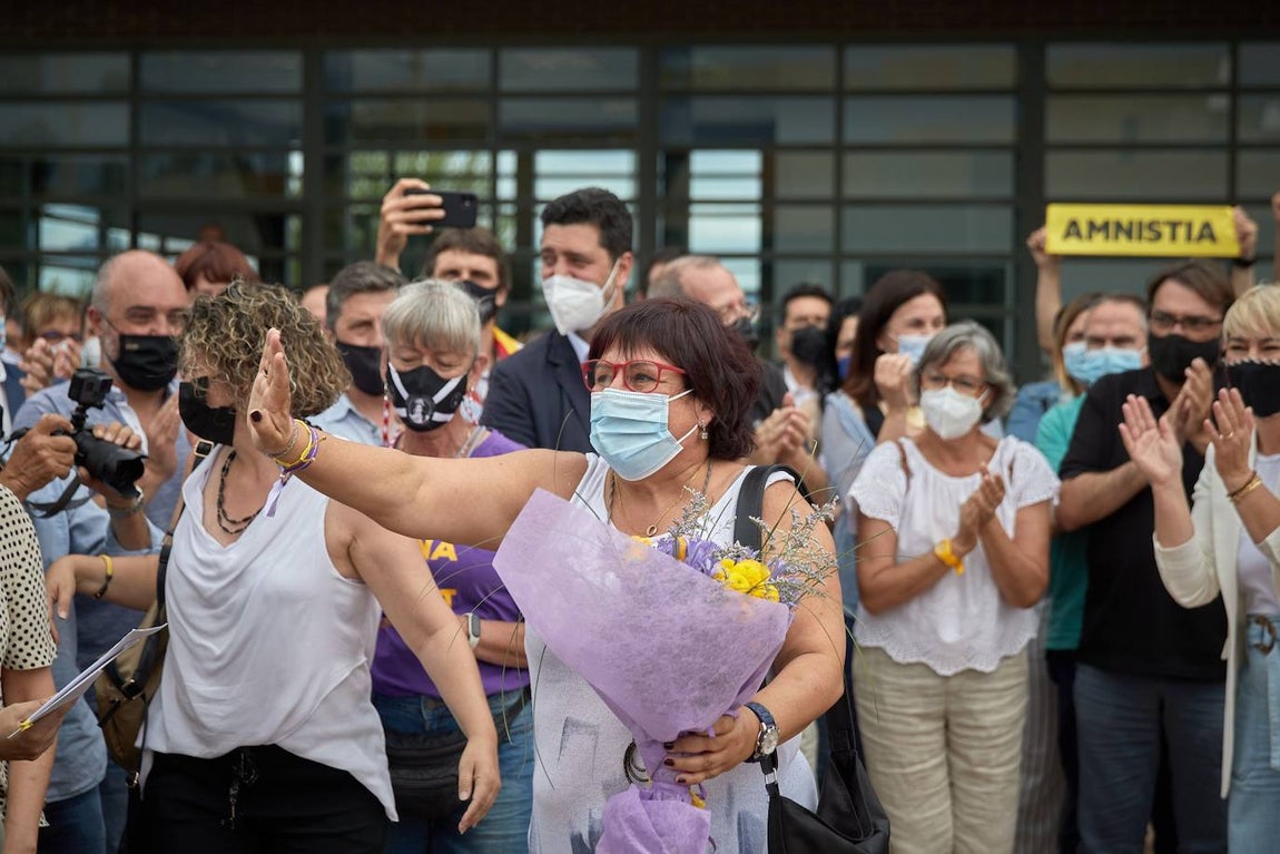 La última en salir de presidio ha sido la exconsejera de Trabajo Dolors Bassa. Ella se encontraba en el centro de Puig de les Basses (Gerona) y ha señalado que los indultos solo son un «primer paso». 