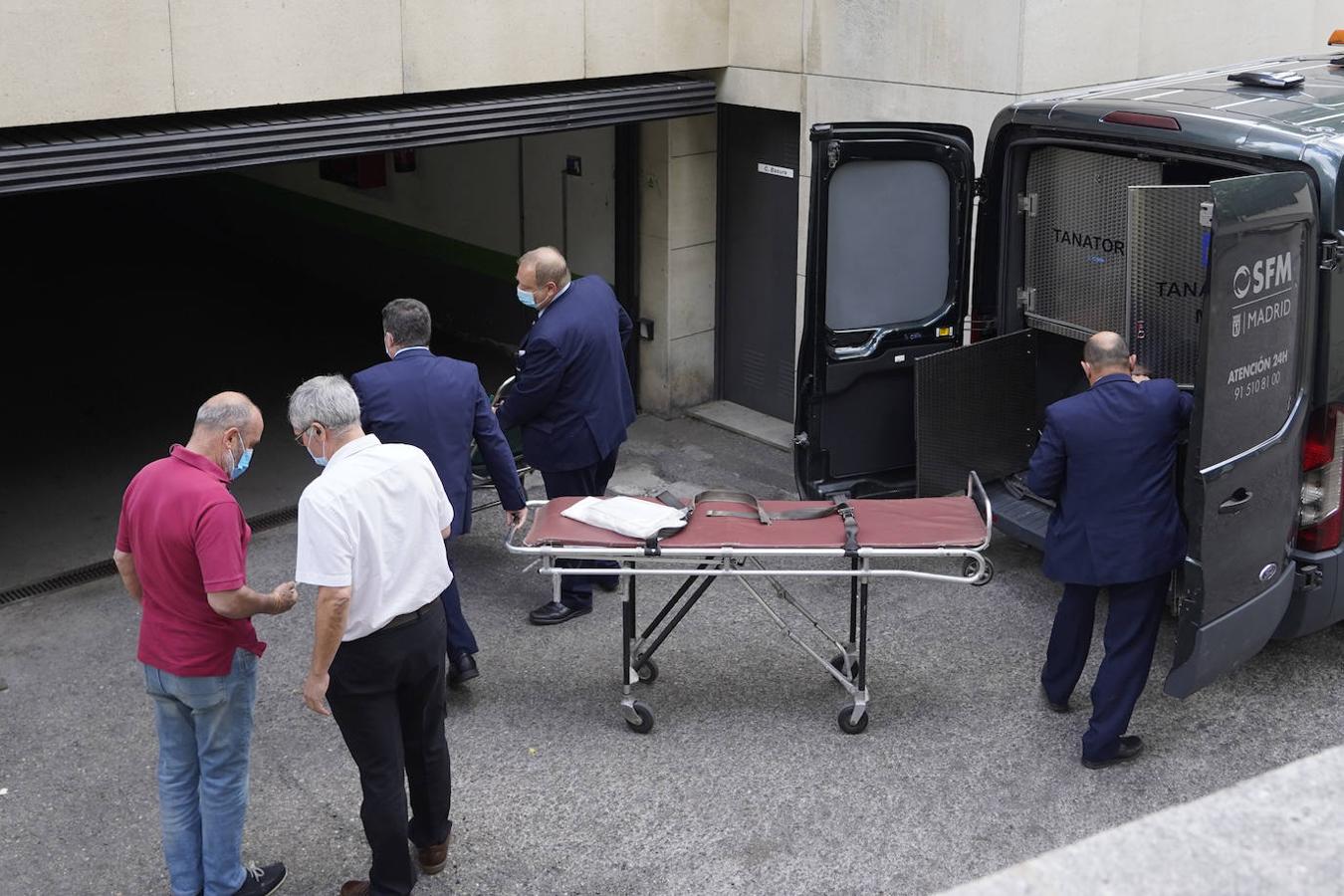 Manolo Ximénez, hermano de Mila, da indicaciones a los de la funeraria. 