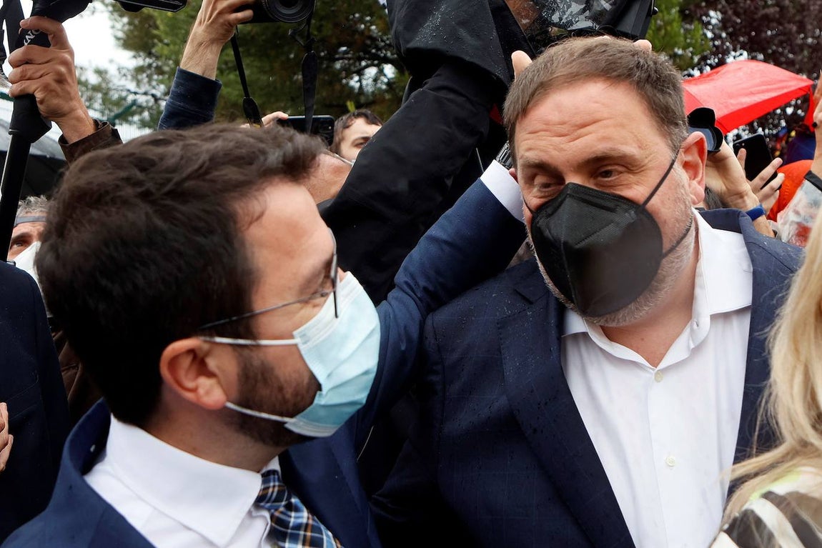 El presidente de la Generalitat, Pere Aragonès, recibe al presidente de su partido, Oriol Junqueras, a su salida del centro penitenciario. 