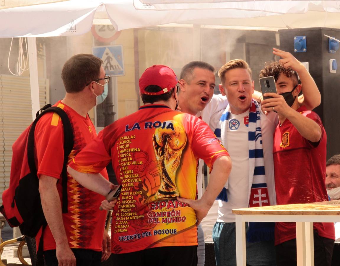 Españoles y eslovacos viven la previa del gran duelo de la Eurocopa en Sevilla